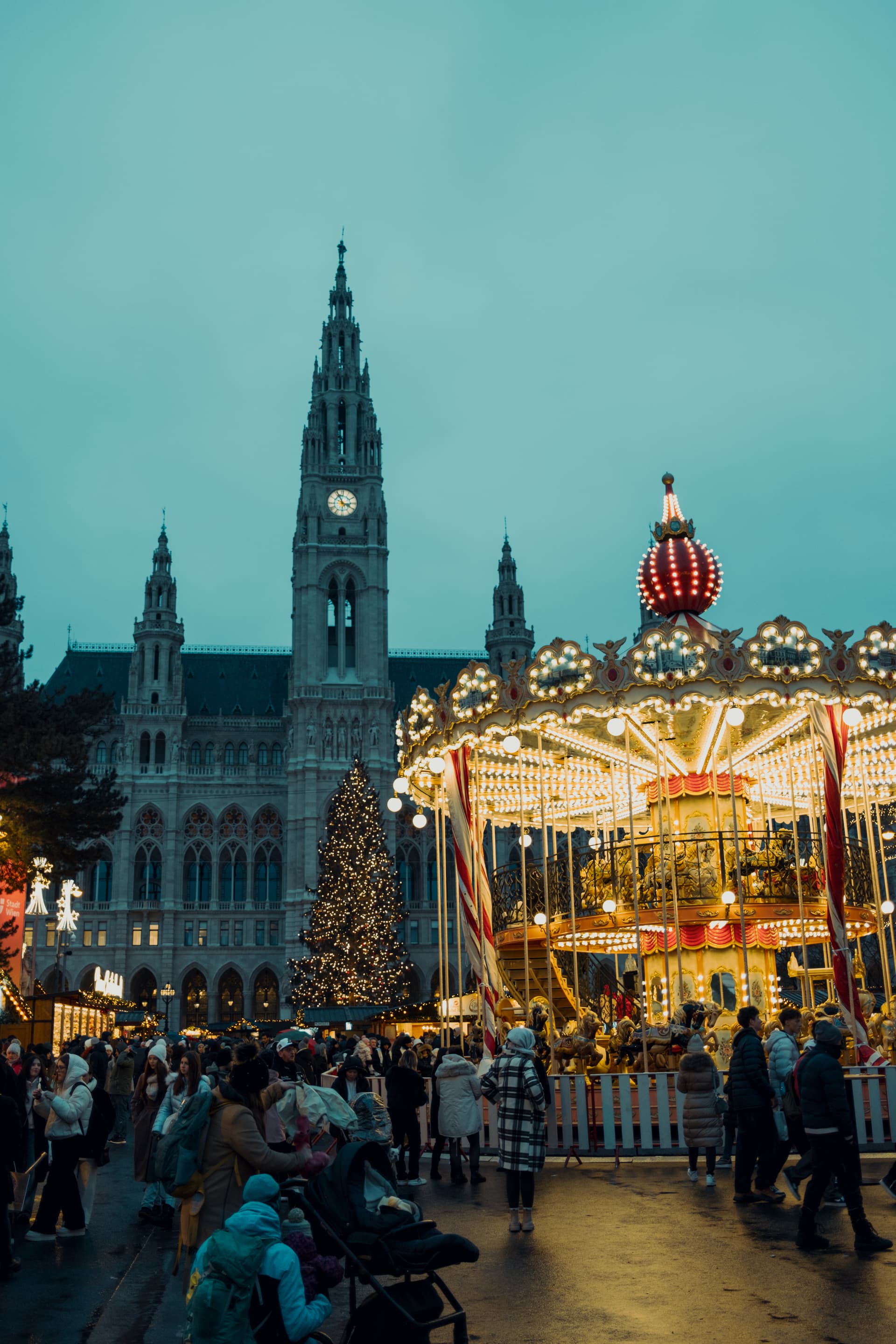 ウィーン（市庁舎とクリスマスマーケット）